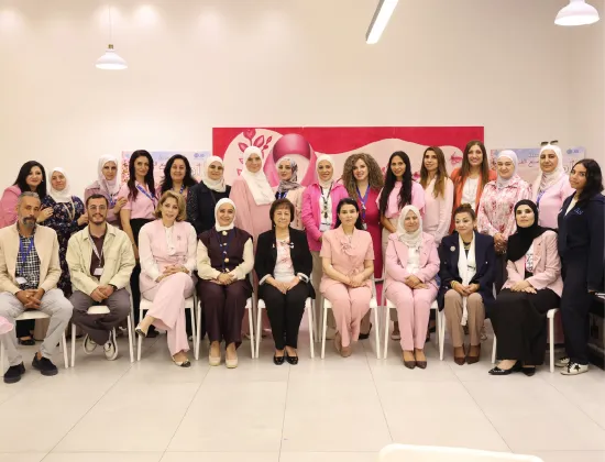 صورة جماعية للمشاركين والمنظمين في حملة «اصنع الفرق» لدعم مرضى السرطان.jpg